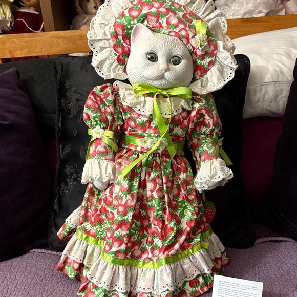 Strawberry by Betty Jane Carter Cat Figurine with Lace Dress limited edition 137